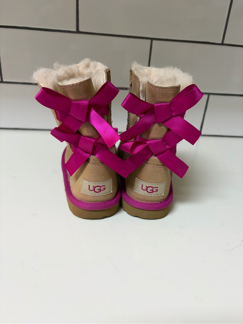 UGG Kids Bailey Bow Boot - Chestnut with Hot Pink Bows